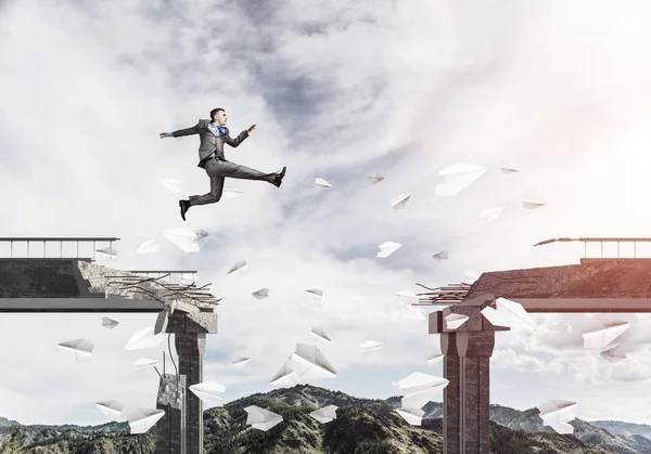 Geschäftsmann Springt Über Brücke Zwischen Fliegenden Papierflugzeugen Als Symbol Für — Stockfoto
