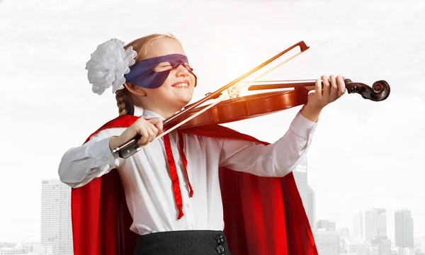 Pequena Criança Confiante Máscara Capa Toca Violino Contra Pôr Sol — Fotografia de Stock