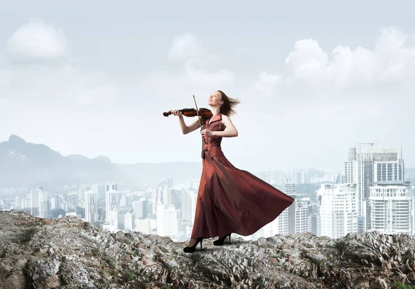 Joven Chica Atractiva Tocando Violín Sobre Fondo Paisaje Urbano —  Fotos de Stock