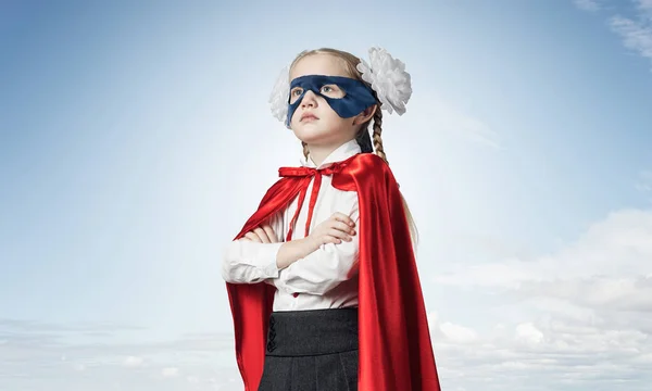 Lilla Trygga Barn Mask Och Cape Spelar Cool Superhjälte — Stockfoto