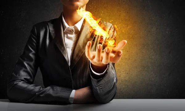 Geschnittenes Bild Eines Geschäftsmannes Anzug Mit Flammendem Ausrufezeichen Der Hand — Stockfoto