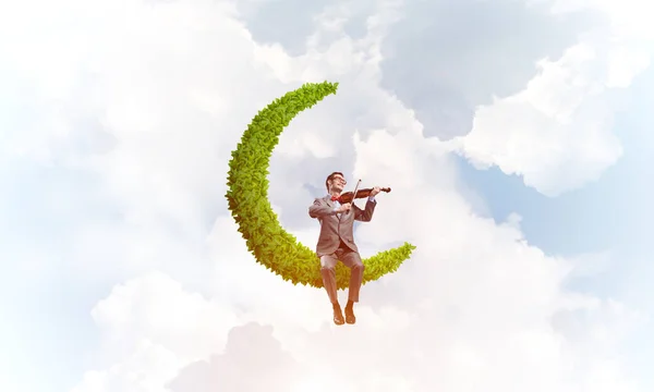 Knappe violist op maan in blauwe hemel spelen zijn melodie — Stockfoto
