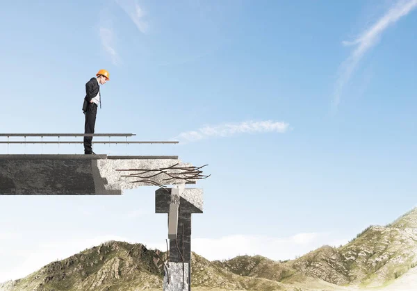 Junger Ingenieur Anzug Und Helm Der Auf Einer Kaputten Brücke — Stockfoto