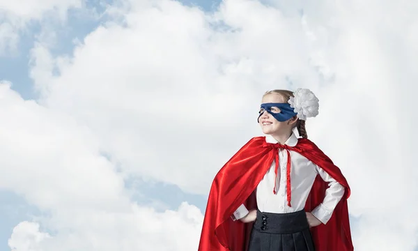 Kleines Selbstbewusstes Kind Maske Und Umhang Spielt Coolen Superhelden — Stockfoto