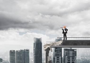 Genç takım elbiseli mühendis ve spyglass cityscape arka plan üzerinde ile kırık köprü üzerinde dururken seyir kask. 3D render.