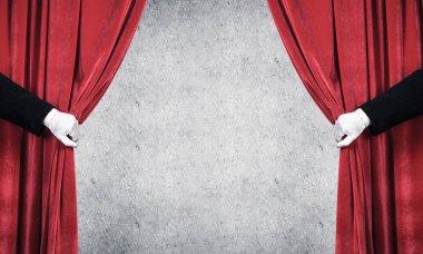 Beyaz eldiven açık kırmızı kadife perde elinde iki, yakın çekim