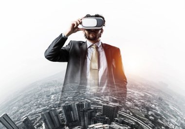Genç yakışıklı iş adamı cityscape arka plan karşı sanal kask
