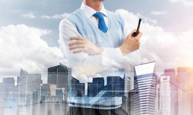 Çift Pozlama akıllı-casual giyim yasaktır boru ve iş ve medya arayüzü ile modern cityscape kendinden emin ve genç işadamı. Modern iş için yeni teknolojileri kavramı.