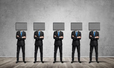 Arka plan üzerinde duran üst üste gri Duvar ile boş odada işadamları başlarını silah tutmak yerine TV elbiseli geçti.