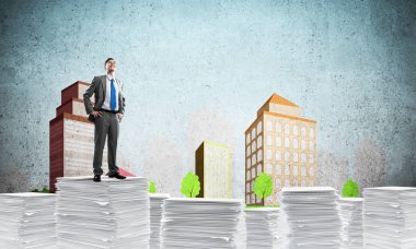 Çizilmiş cityscape arka plan belgelerle yığını üzerinde takım elbise duran'kendine güvenen iş adamıdır. Karışık teknik.