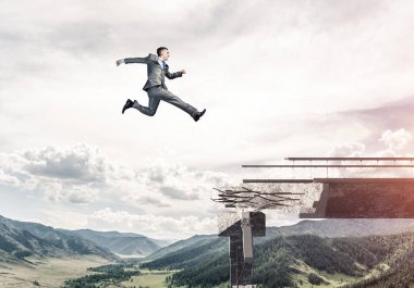 Kocaman bir boşluk içinde beton köprü üstünden atlayarak zorlukların üstesinden sembolü olarak iş adamı. Hava ve doğa arka planda görüntüleyin. 3D render.