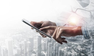 Çift pozlama bir beyaz steril önlük wirh modern cityscape görünümünde ve sağlık personeli emin doktor. Modern tıp sektöründe kavramı