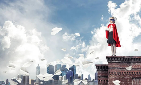 Süper Kahraman Kostümü Çatı Yapı Üzerinde Duran Genç Kız Karışık — Stok fotoğraf