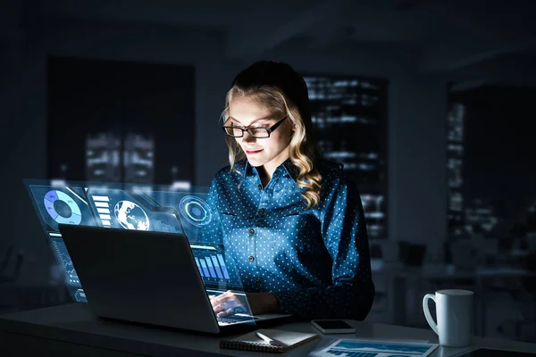 Mulher Atraente Olhando Para Sua Tela Laptop Sentado Escritório Noite — Fotografia de Stock