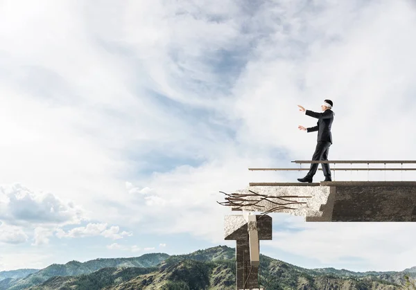 Uomo Affari Che Cammina Bendato Ponte Cemento Con Enorme Divario — Foto Stock