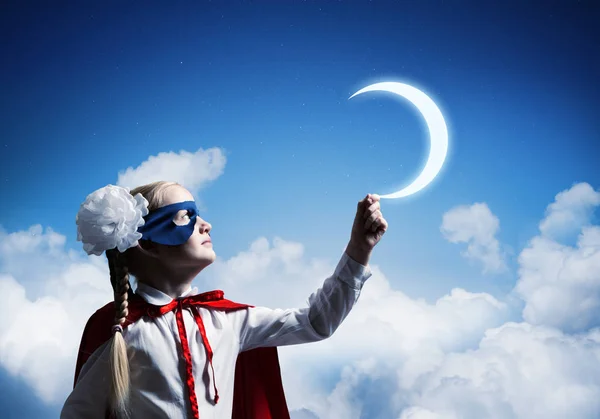 Kid Flicka Mask Och Cape Fånga Månen Himlen — Stockfoto