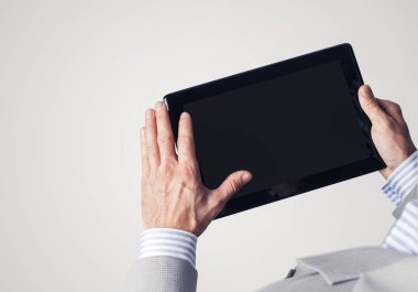 Dijital tablet ile boş görüntü'yü kullanarak işadamı, yakın çekim