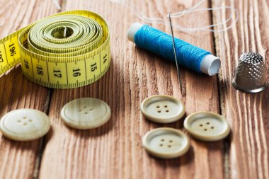 Ahşap masadaki dikiş seti aksesuarlarının parlak görüntüsü