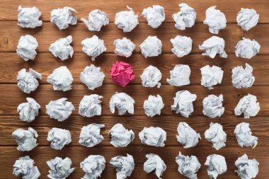 Fikir olarak ahşap masanın üzerine buruşmuş beyaz kağıt parçası.