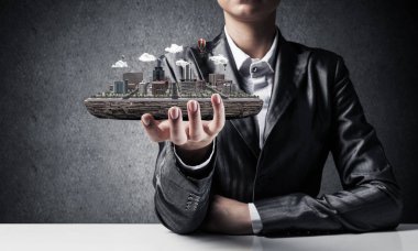 Takım elbise ile arka planda gri duvar onun el modern şehir bloğundaki sunulmasına işadamı resim kırpılmış. 3D render.