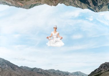 Genç kadın gözleri koruma kapalı ve seyir bulut doğa dünyalar arasında havada meditasyon sırasında konsantre.