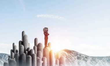 İşadamı kafasına silah tutmak yerine eski bir Tv ile takım elbiseli güzel manzara ile taş sütunlar tepesinde dururken arka plan üzerinde çarpı işareti.