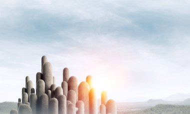 Açık havada, arka planda güzel manzaralı yüksek ve büyük taş sütunların görüntüsü. Duvar kağıdı, telif alanı olan arkaplan.