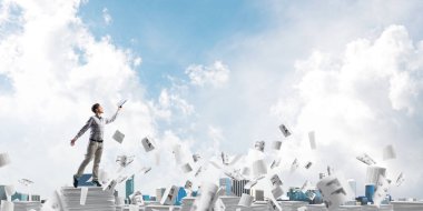 Kağıt belgeleri Clear sky ile arka plan üzerinde uçan arasında duran el kitabı ile uydurarak giyim adam. Karışık teknik.