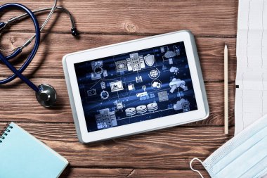 Üst ten ahşap masa üzerinde tablet ile modern tıp kavramı