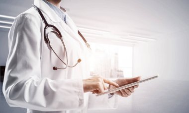 Modern tıp endüstrisi kadın doktor vasıtasıyla sunuluyor