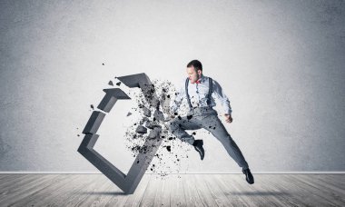 Kararlı iş adamı beton tekmeyle zıplıyor ve kırıyor.