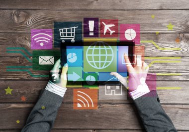 Tablet pc ile tahta masada oturan takım elbise içinde kadın Üstten Görünüm