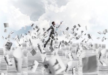 Kağıt belgeleri ile Clear gökyüzü arka plan üzerinde uçan arasında duran el kitabı ile uydurarak giyim adam. Karışık teknik.