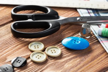 Ahşap masadaki dikiş seti aksesuarlarının parlak görüntüsü