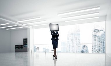 İş kadını kafasına silah tutmak yerine TV elbiseli duran ofis binası içinde geçti. 3D render.