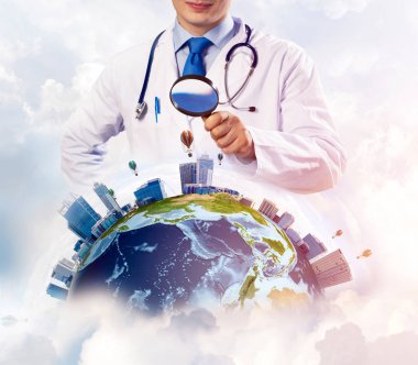 Kavramsal görüntü emin sanayi çalışanın Büyüteç aracılığıyla dünya dünya üzerinde seyir ile bulutlu gökyüzü arka plan üzerinde beyaz elbiseli. Tıp sektöründe kavramı. Nasa tarafından döşenmiş bu görüntü unsurları