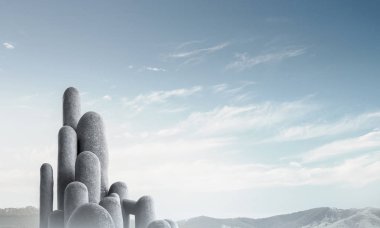 Açık havada, arka planda güzel manzaralı yüksek ve büyük taş sütunların görüntüsü. Duvar kağıdı, telif alanı olan arkaplan.