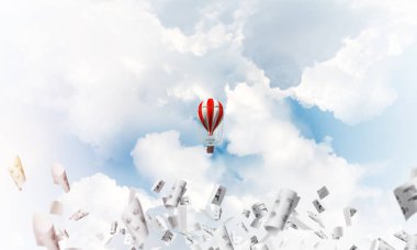 Renkli aerostat kağıt belgeler arasında ve mavi bulutlu gökyüzü üzerinde uçan. 3D render.