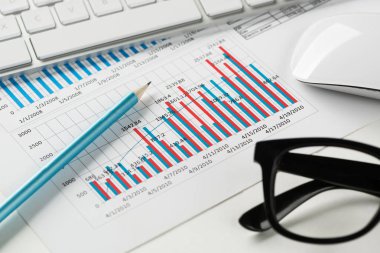 Klavye fareli iş yeri ve grafik ve diyagramlı kağıtlar