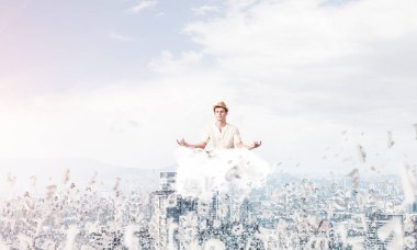 Adam beyaz giyim gözler tutmak kapalı ve seyir arasında harf cityscape Oda arka plan üzerinde uçan bulut üzerinde meditasyon sırasında konsantre.