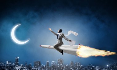 Arka plan üzerinde moon ile gece cityscape ve mavi karanlık gökyüzü ile roket üzerinde uçan takım elbiseli genç işadamı kavramsal görüntü.