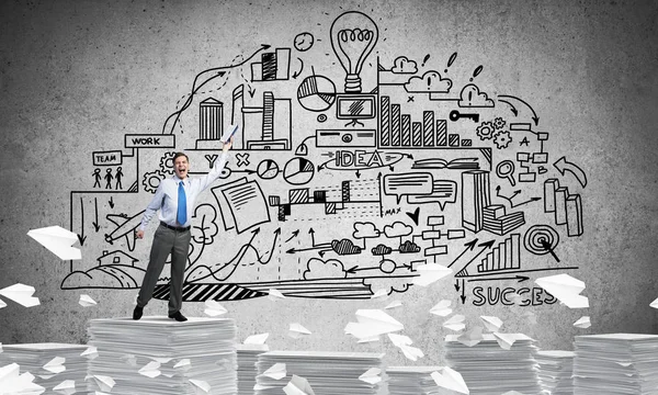 Arka plan iş planı bilgi kağıt uçan arasında duran el kitabı ile uydurarak işadamı uçakları. Karışık teknik.
