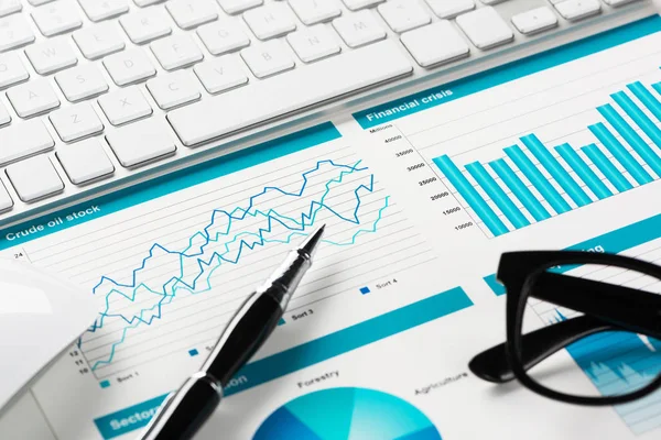 Lugar Trabajo Empresarial Con Ratón Teclado Papeles Con Gráficos Diagramas — Foto de Stock