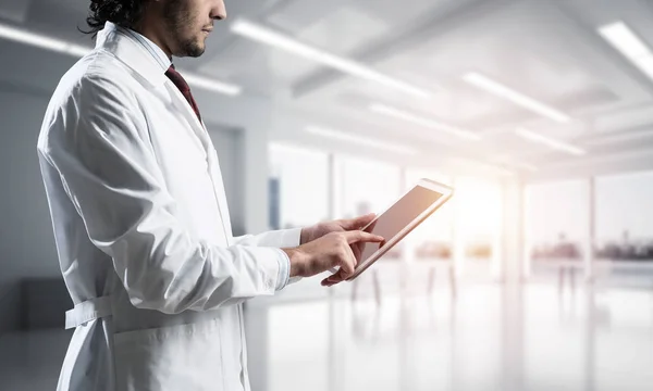 Imagem Recortada Médico Confiante Casaco Estéril Branco Dentro Prédio Escritórios — Fotografia de Stock