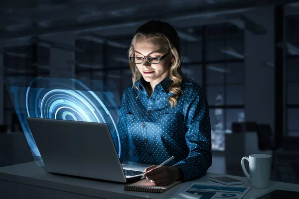 Mulher Atraente Trabalhando Laptop Ícone Bloqueio Fora Tela Meios Mistos — Fotografia de Stock