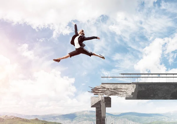 Geschäftsfrau Springt Über Riesige Lücke Betonbrücke Als Symbol Für Die — Stockfoto