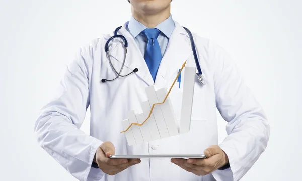 年轻医生穿着无菌医疗服 在站在白色背景下 手拿着图形图表 展示年轻医生的裁剪图像 — 图库照片