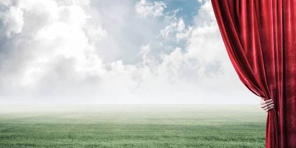 Menschenhand Öffnet Roten Samtvorhang Für Landschaft Mit Grünem Gras — Stockfoto