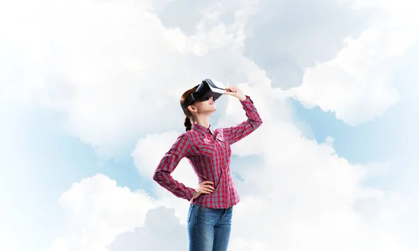Unga Kaukasiska Kvinna Virtual Reality Hjälm Mot Himmel Bakgrund — Stockfoto