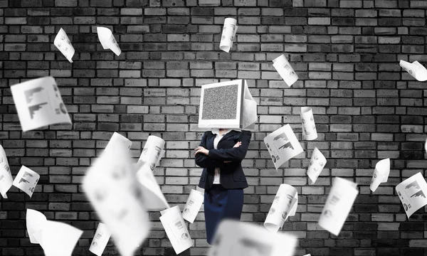 Geschäftsfrau Anzug Mit Monitor Statt Kopf Die Arme Verschränkt Zwischen — Stockfoto